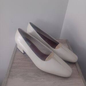 Naturalizer Toby Allibaster Leather Low Heel Pumps Sz 10